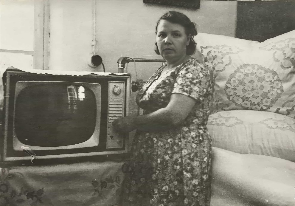 Tuning into the Past: Found Photos of Soviet Families and Their TVs