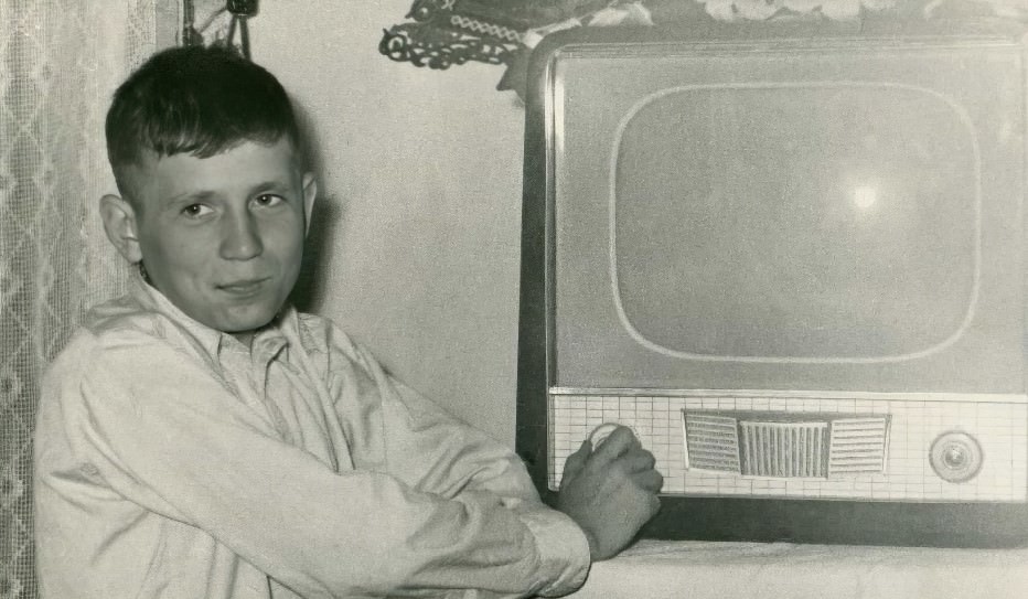 Tuning into the Past: Found Photos of Soviet Families and Their TVs