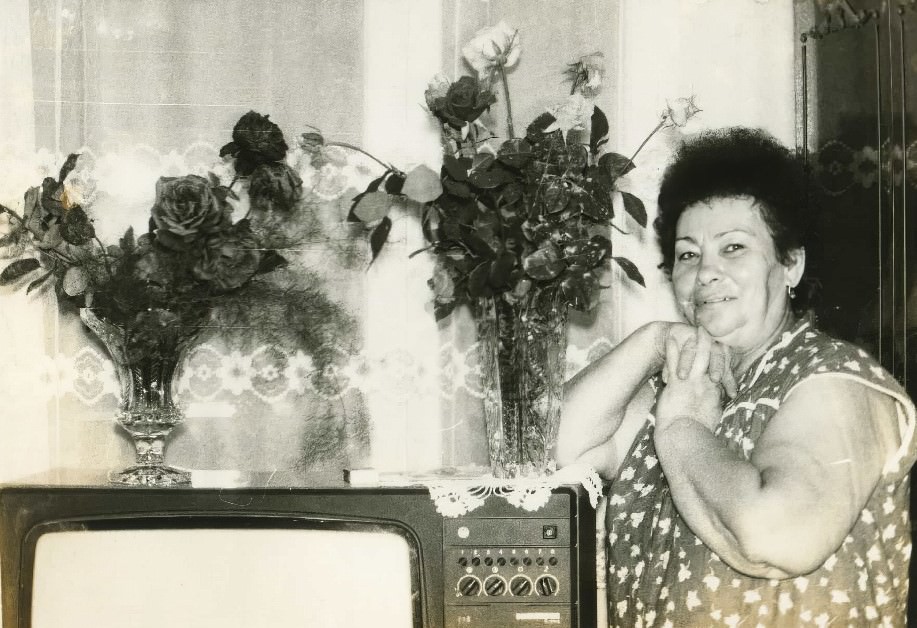 Tuning into the Past: Found Photos of Soviet Families and Their TVs