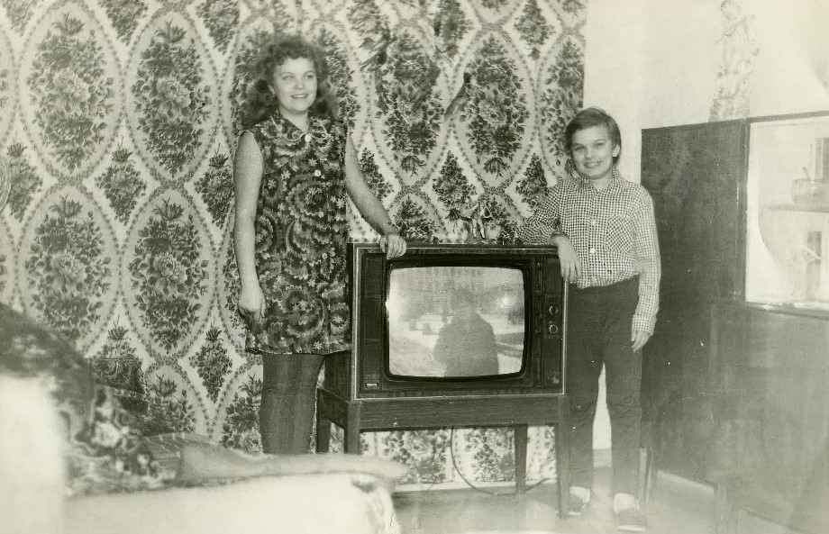 Tuning into the Past: Found Photos of Soviet Families and Their TVs