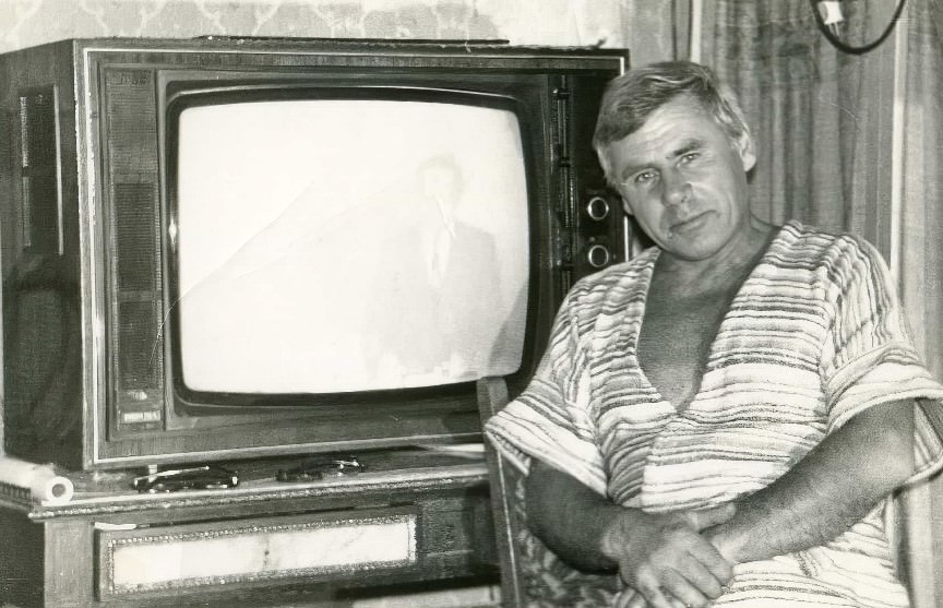 Tuning into the Past: Found Photos of Soviet Families and Their TVs