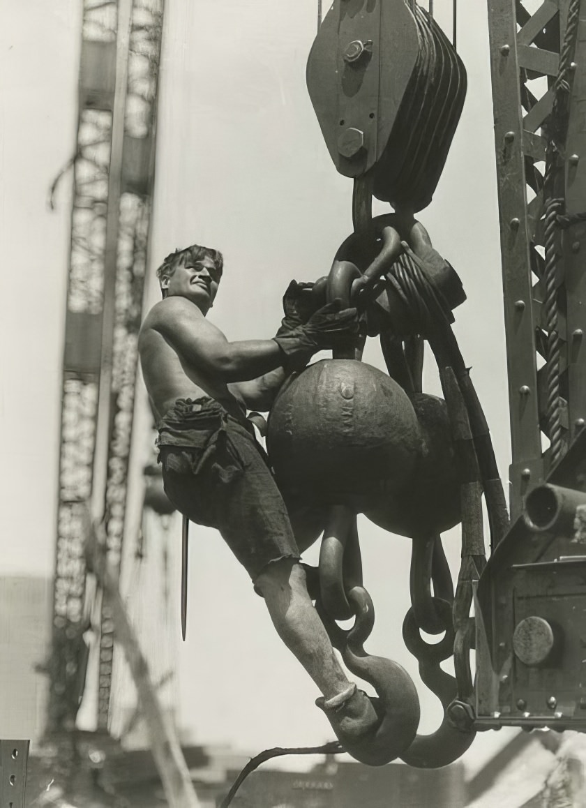 Historical Photos Show the Construction of Empire State Building in NYC, 1930s