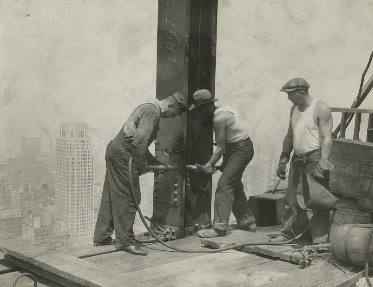 Historical Photos Show the Construction of Empire State Building in NYC, 1930s