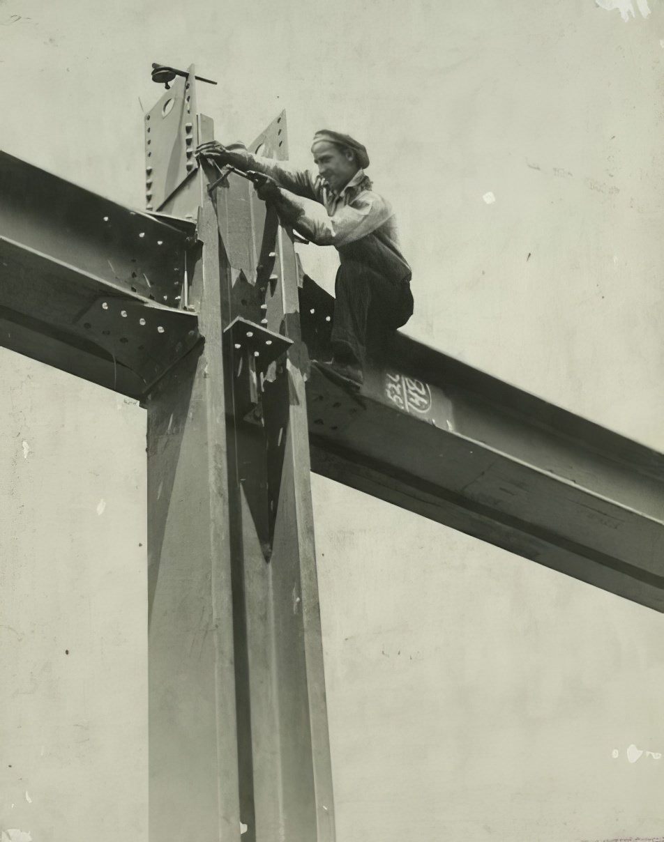 Historical Photos Show the Construction of Empire State Building in NYC, 1930s