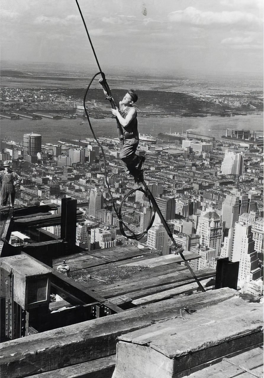 Historical Photos Show the Construction of Empire State Building in NYC, 1930s