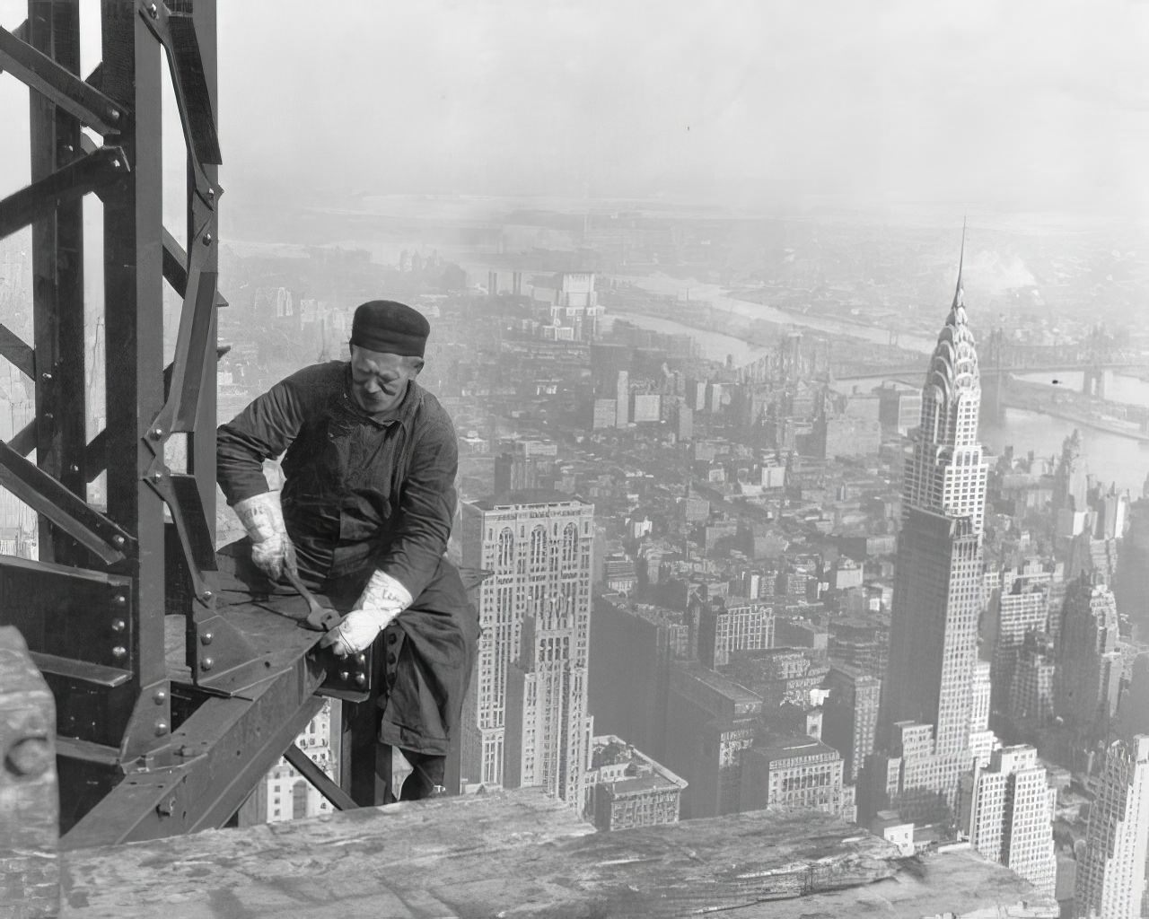 Historical Photos Show the Construction of Empire State Building in NYC, 1930s