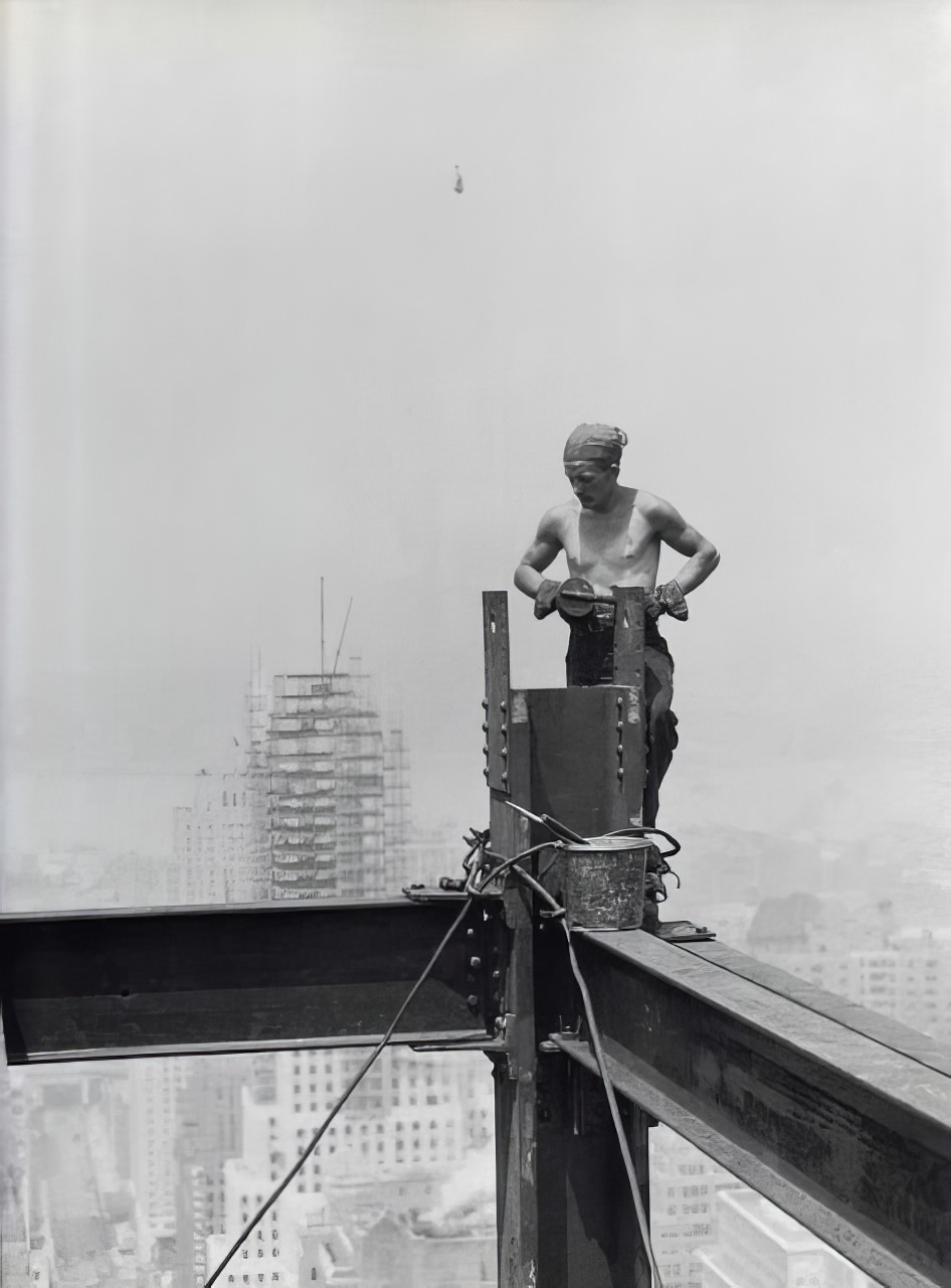 Historical Photos Show the Construction of Empire State Building in NYC, 1930s