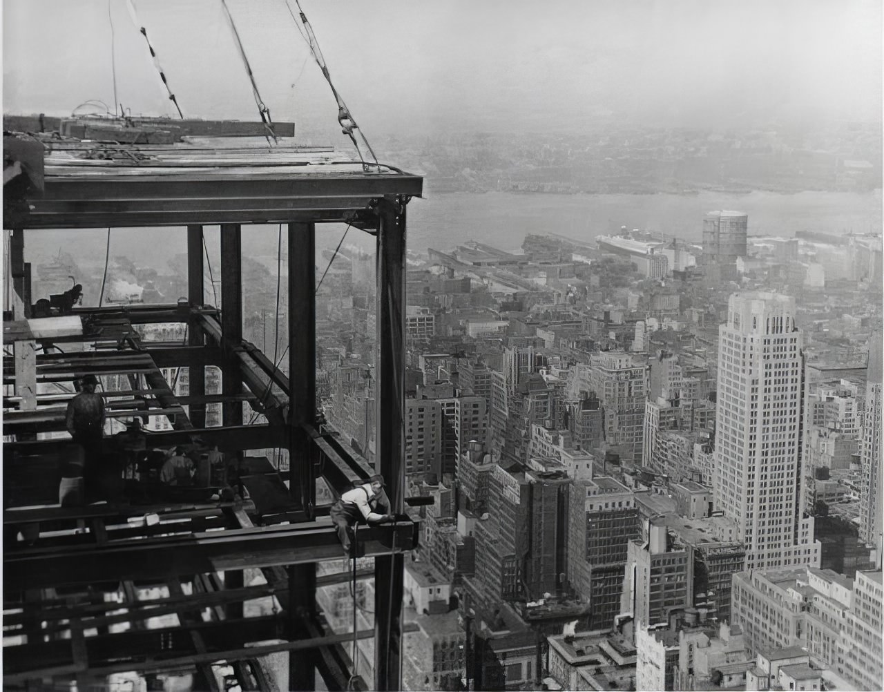 Historical Photos Show the Construction of Empire State Building in NYC, 1930s