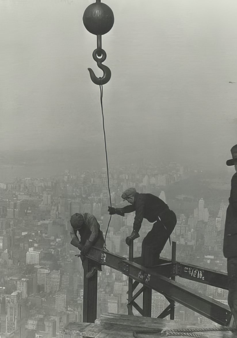 Historical Photos Show the Construction of Empire State Building in NYC, 1930s