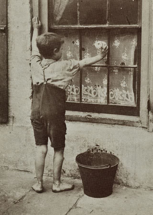 The Spitalfields Nippers: A Glimpse into the Lives of Destitute East End Children in the 1910s