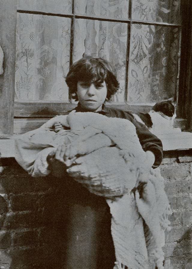 The Spitalfields Nippers: A Glimpse into the Lives of Destitute East End Children in the 1910s