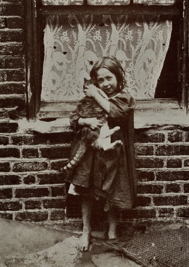 The Spitalfields Nippers: A Glimpse into the Lives of Destitute East End Children in the 1910s
