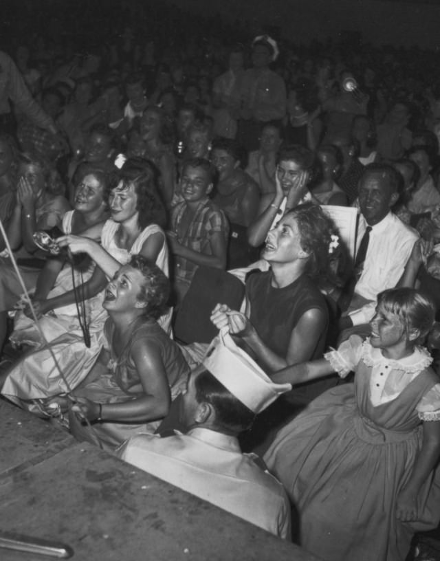 Collapsing, Crying, and Screaming: Teenage Fan Girls at Elvis Presley Concerts in the 1950s
