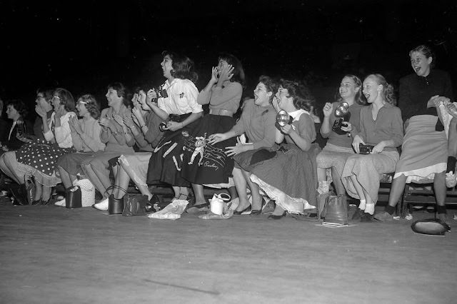 Collapsing, Crying, and Screaming: Teenage Fan Girls at Elvis Presley Concerts in the 1950s