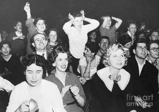 Collapsing, Crying, and Screaming: Teenage Fan Girls at Elvis Presley Concerts in the 1950s