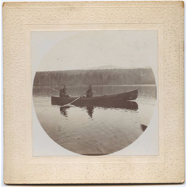 These Round Pictures Were Some of the First Candid Snapshots take with Kodak’s First Commercial Camera, 1890s