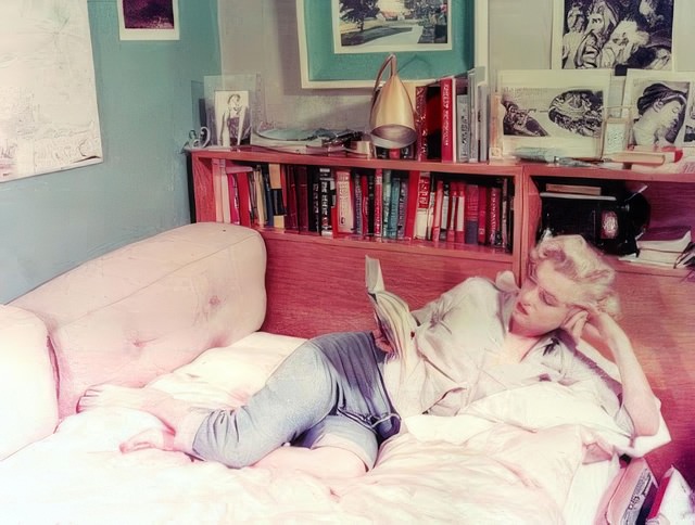 Fabulous Vintage Photos of Marilyn Monroe Reading Books