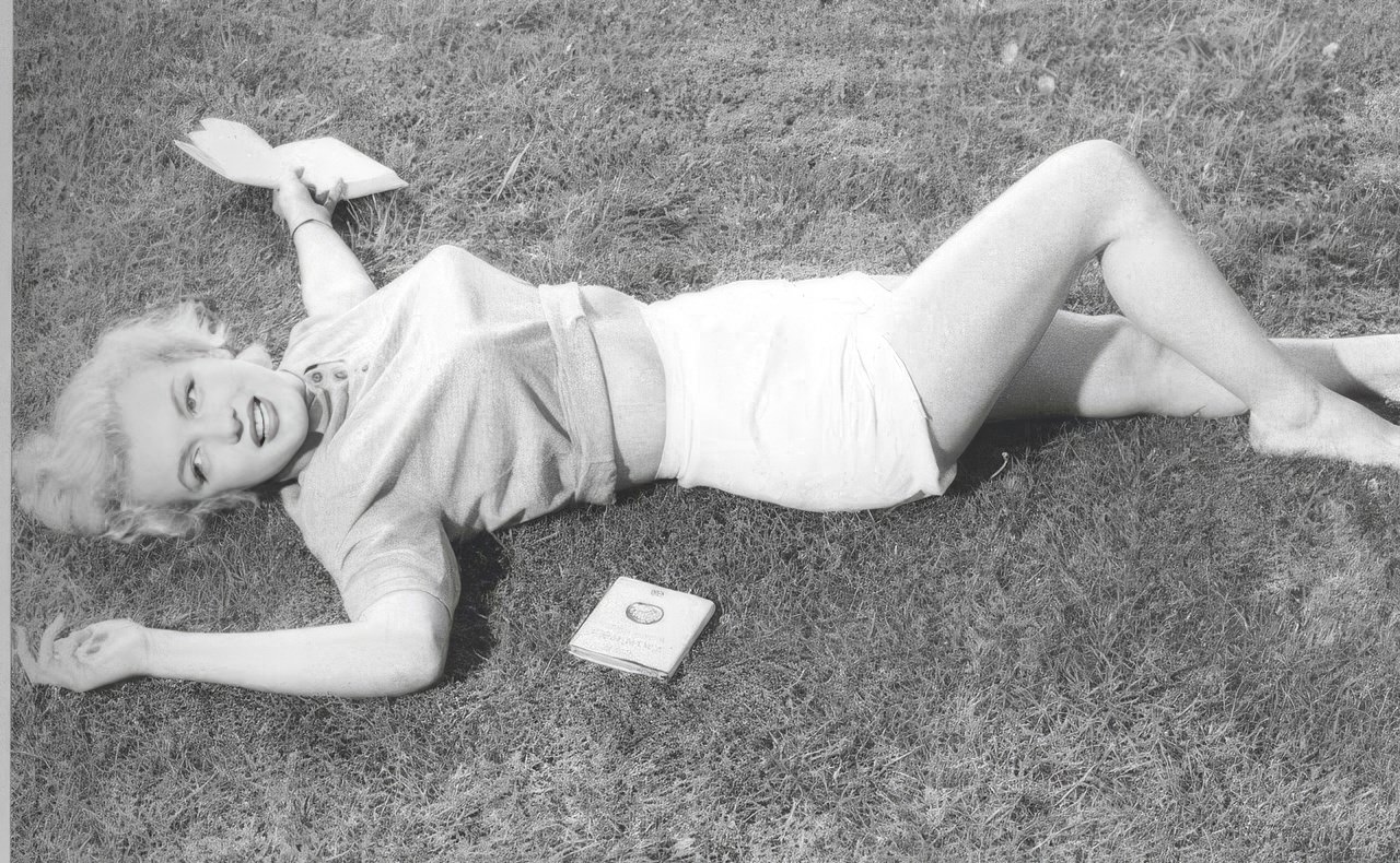 Fabulous Vintage Photos of Marilyn Monroe Reading Books
