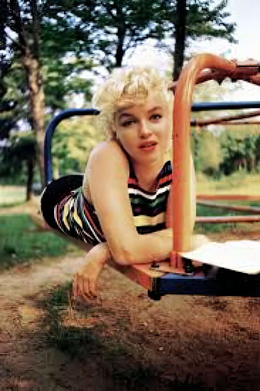 Fabulous Vintage Photos of Marilyn Monroe Reading Books