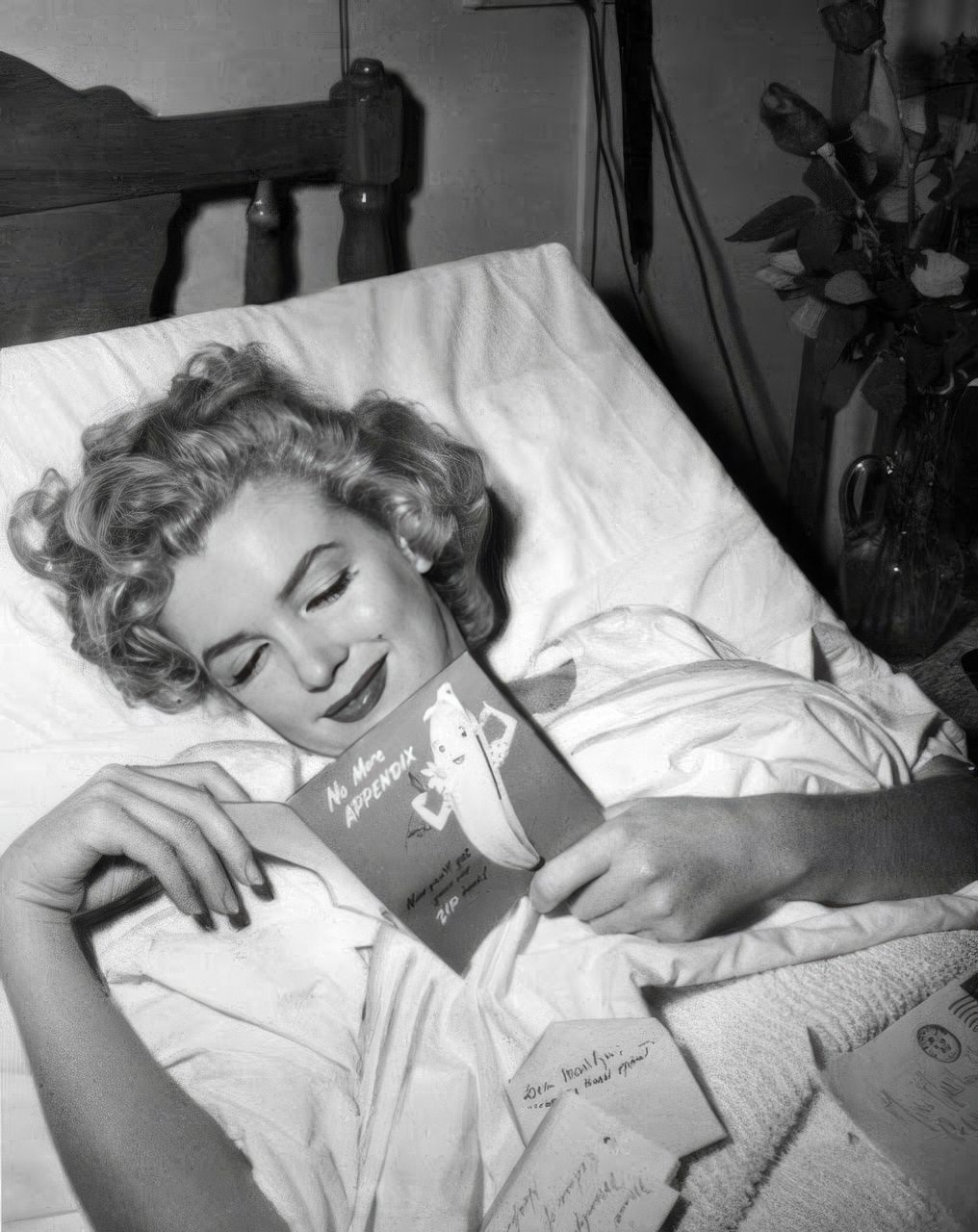 Fabulous Vintage Photos of Marilyn Monroe Reading Books