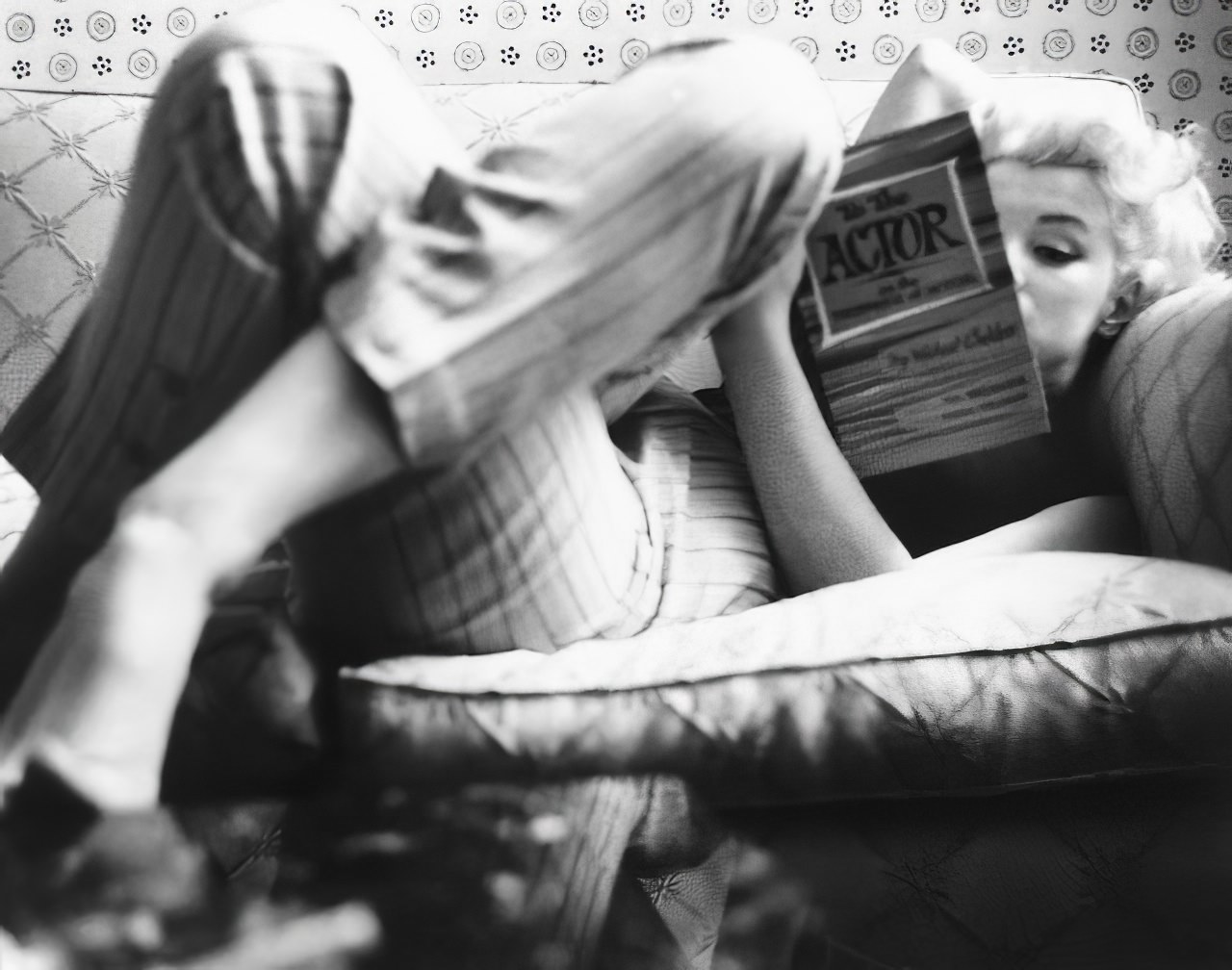Fabulous Vintage Photos of Marilyn Monroe Reading Books