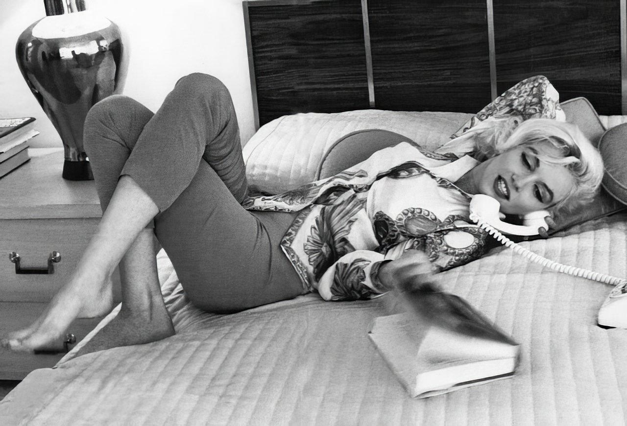 Fabulous Vintage Photos of Marilyn Monroe Reading Books