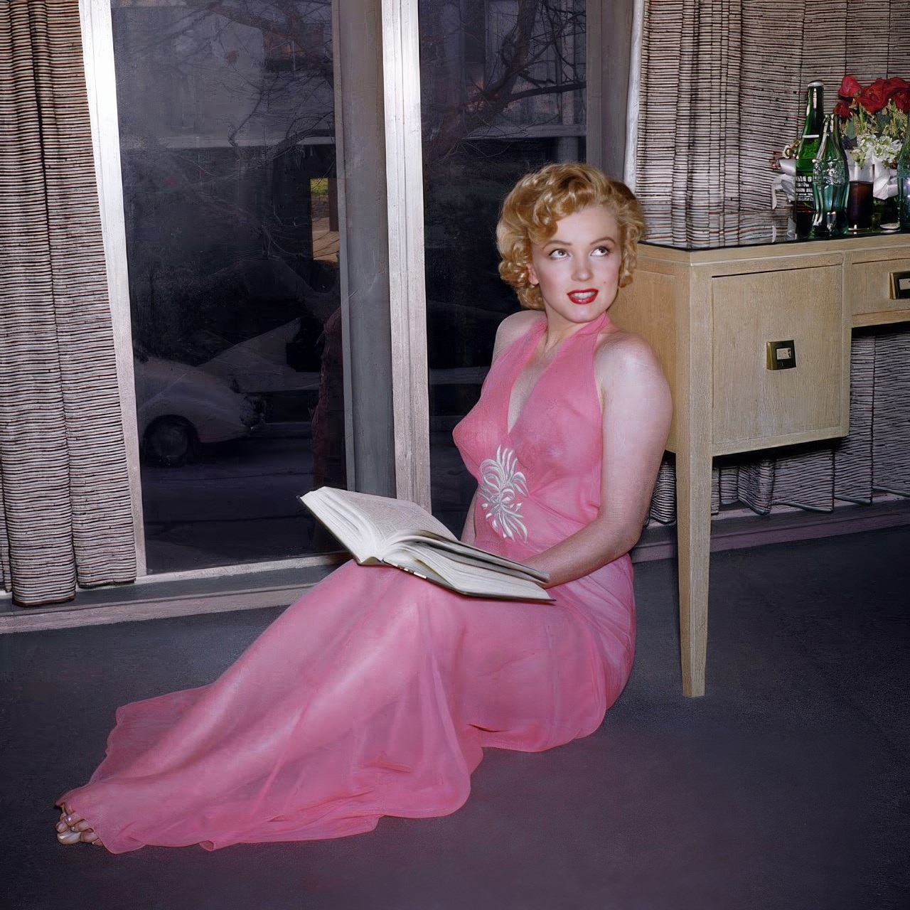Fabulous Vintage Photos of Marilyn Monroe Reading Books