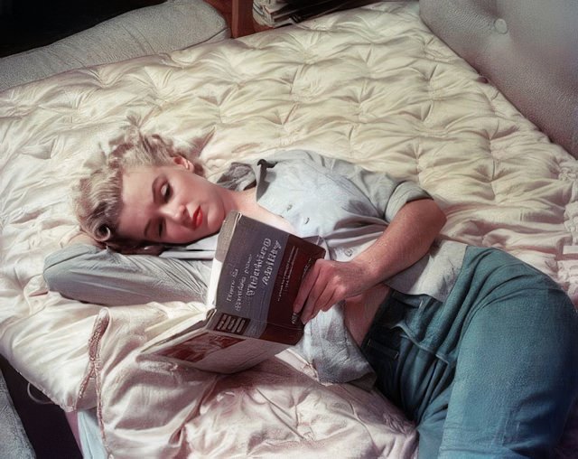Fabulous Vintage Photos of Marilyn Monroe Reading Books