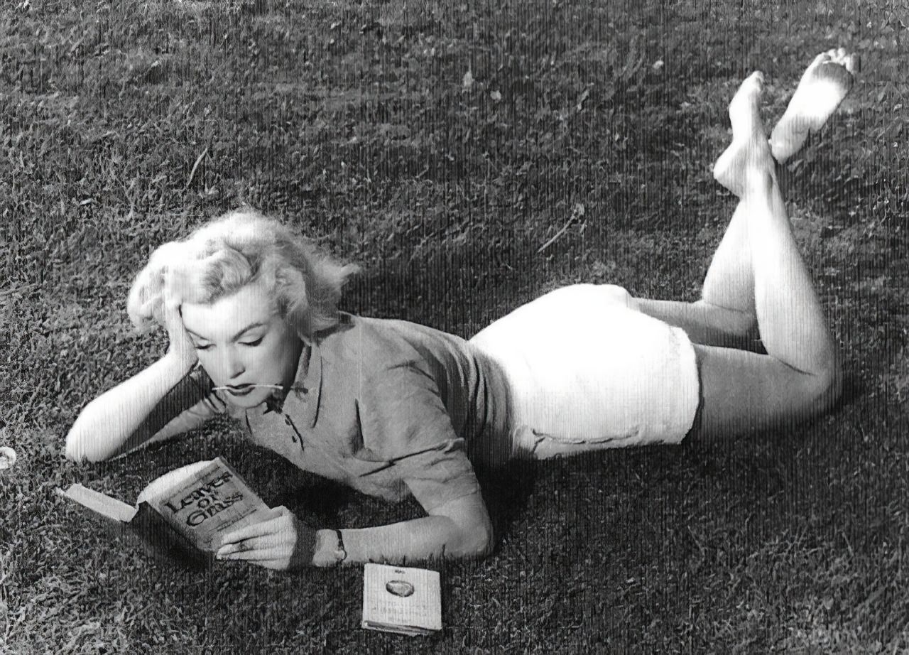 Fabulous Vintage Photos of Marilyn Monroe Reading Books