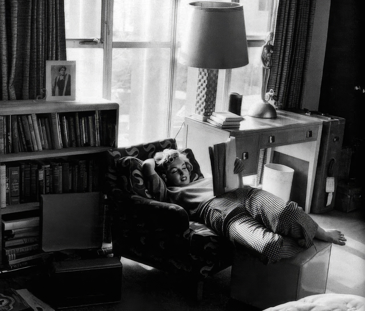 Fabulous Vintage Photos of Marilyn Monroe Reading Books