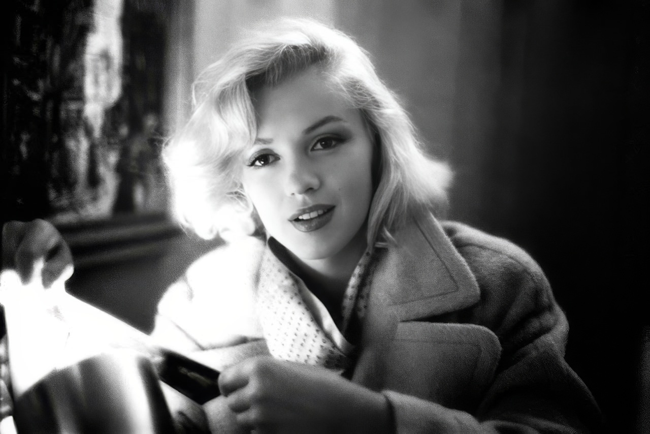 Fabulous Vintage Photos of Marilyn Monroe Reading Books