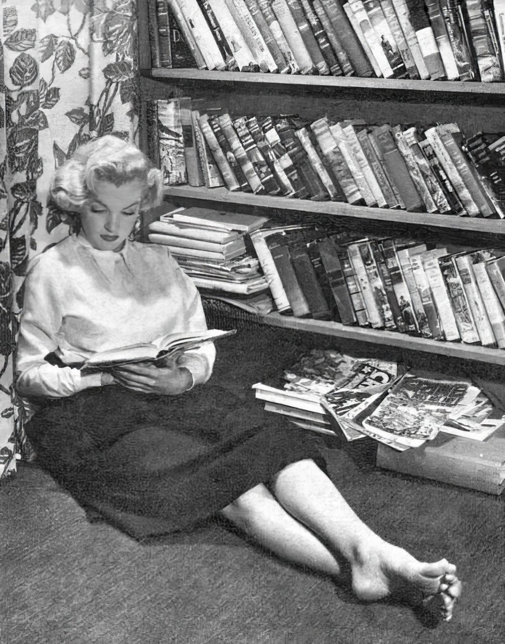 Fabulous Vintage Photos of Marilyn Monroe Reading Books