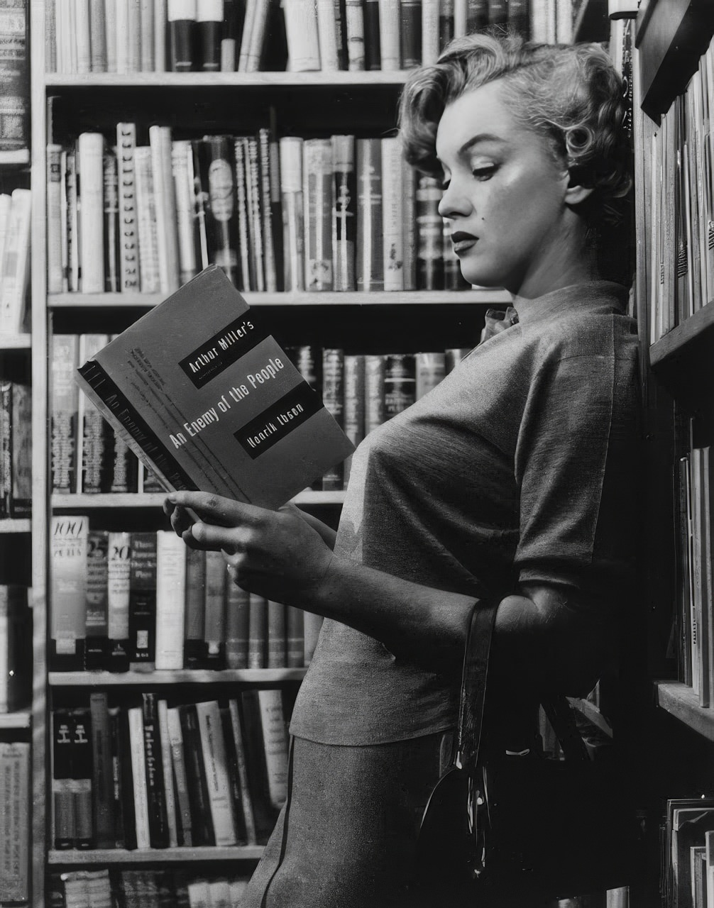 Fabulous Vintage Photos of Marilyn Monroe Reading Books