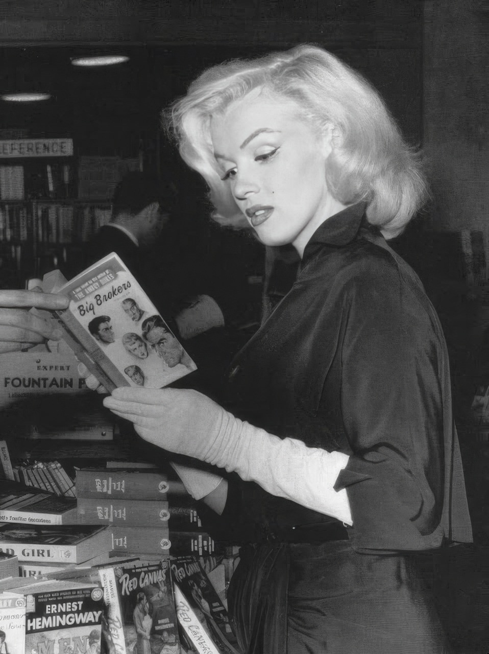Fabulous Vintage Photos of Marilyn Monroe Reading Books