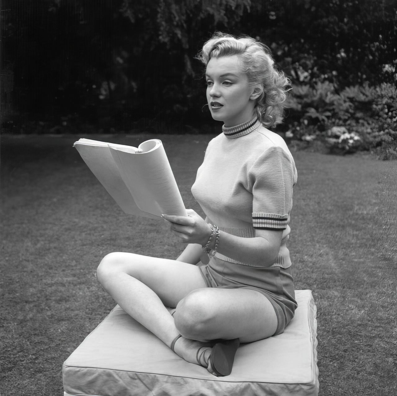 Fabulous Vintage Photos of Marilyn Monroe Reading Books