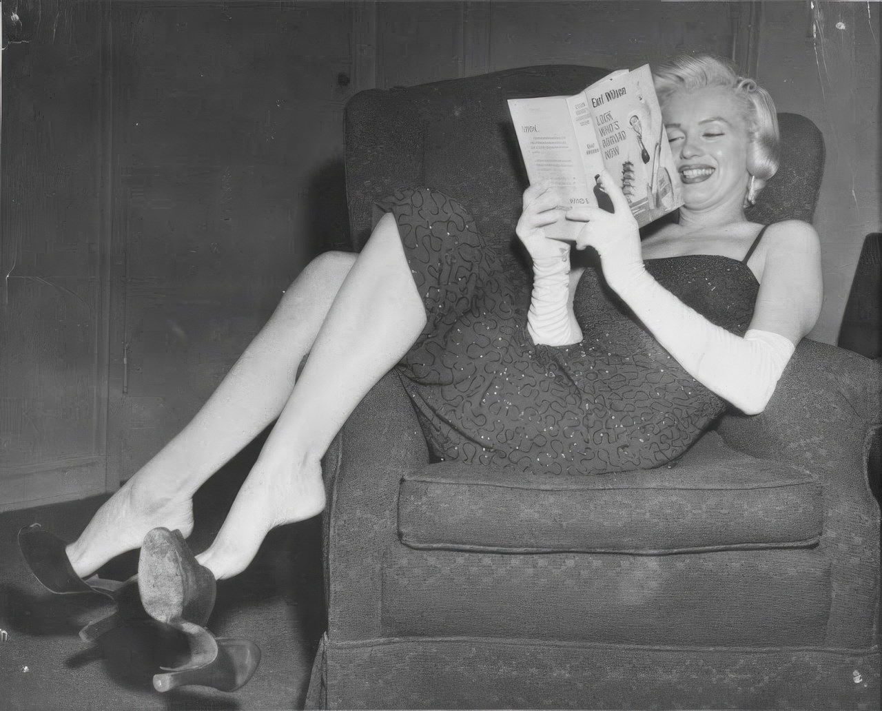 Fabulous Vintage Photos of Marilyn Monroe Reading Books