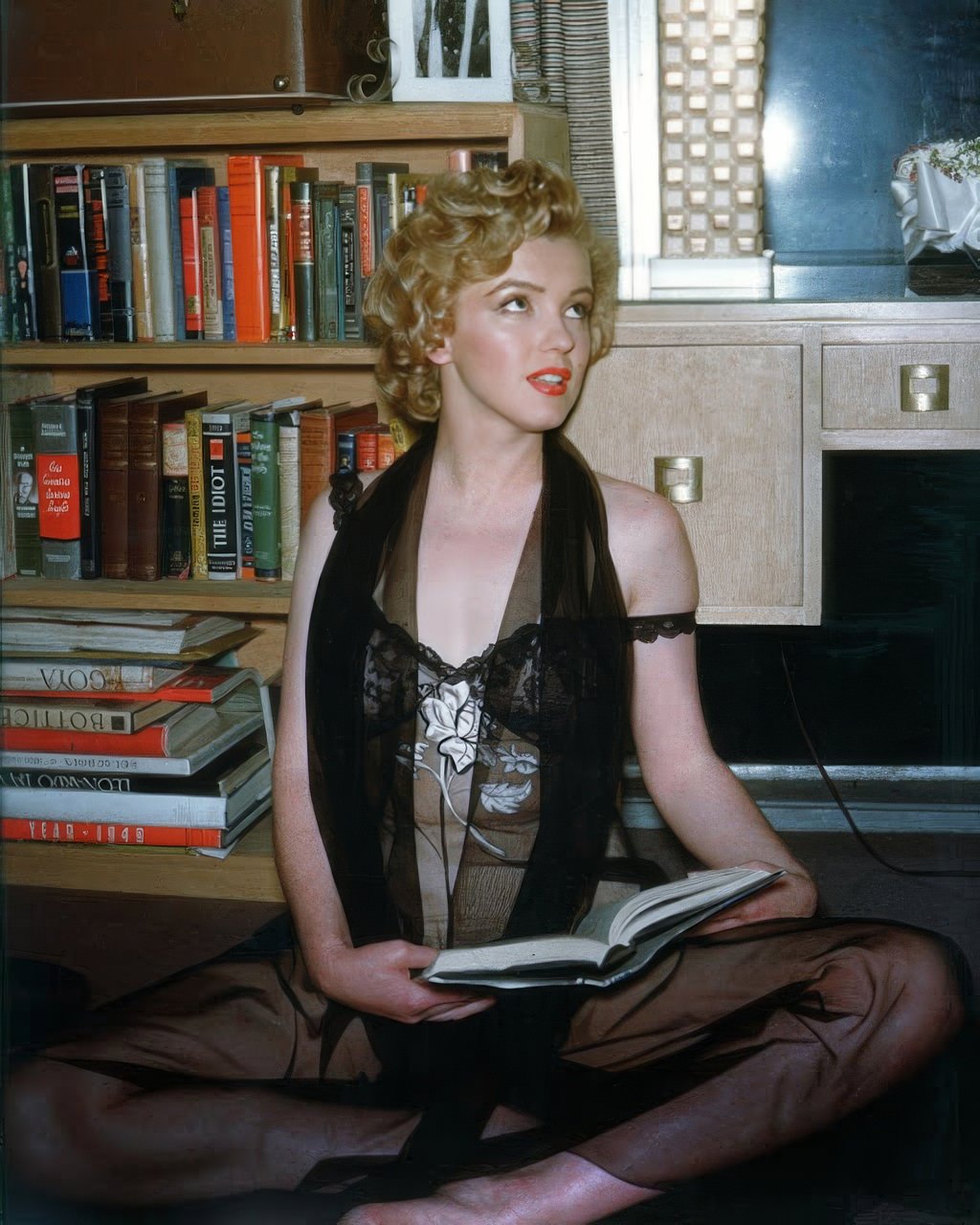 Fabulous Vintage Photos of Marilyn Monroe Reading Books