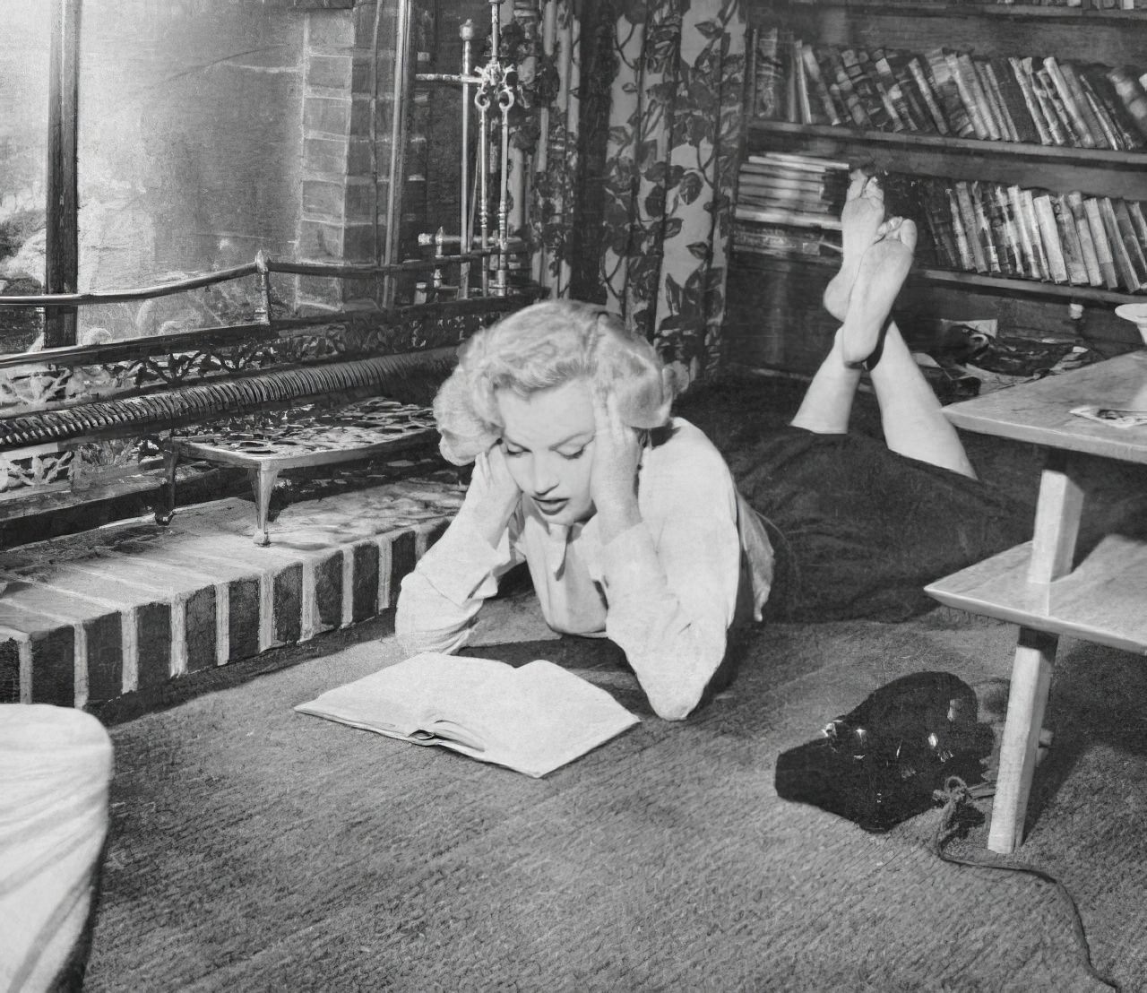 Fabulous Vintage Photos of Marilyn Monroe Reading Books