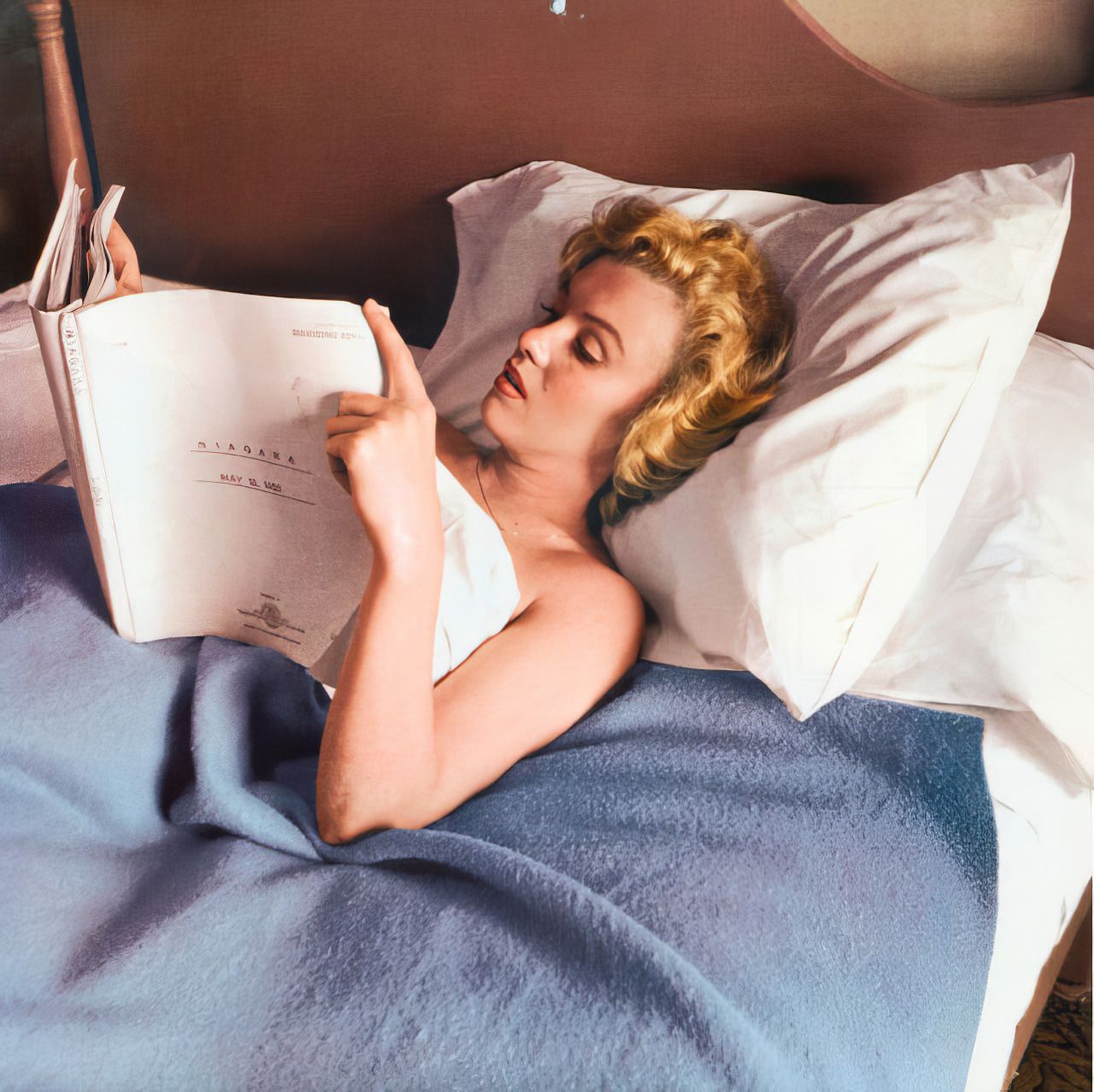 Fabulous Vintage Photos of Marilyn Monroe Reading Books