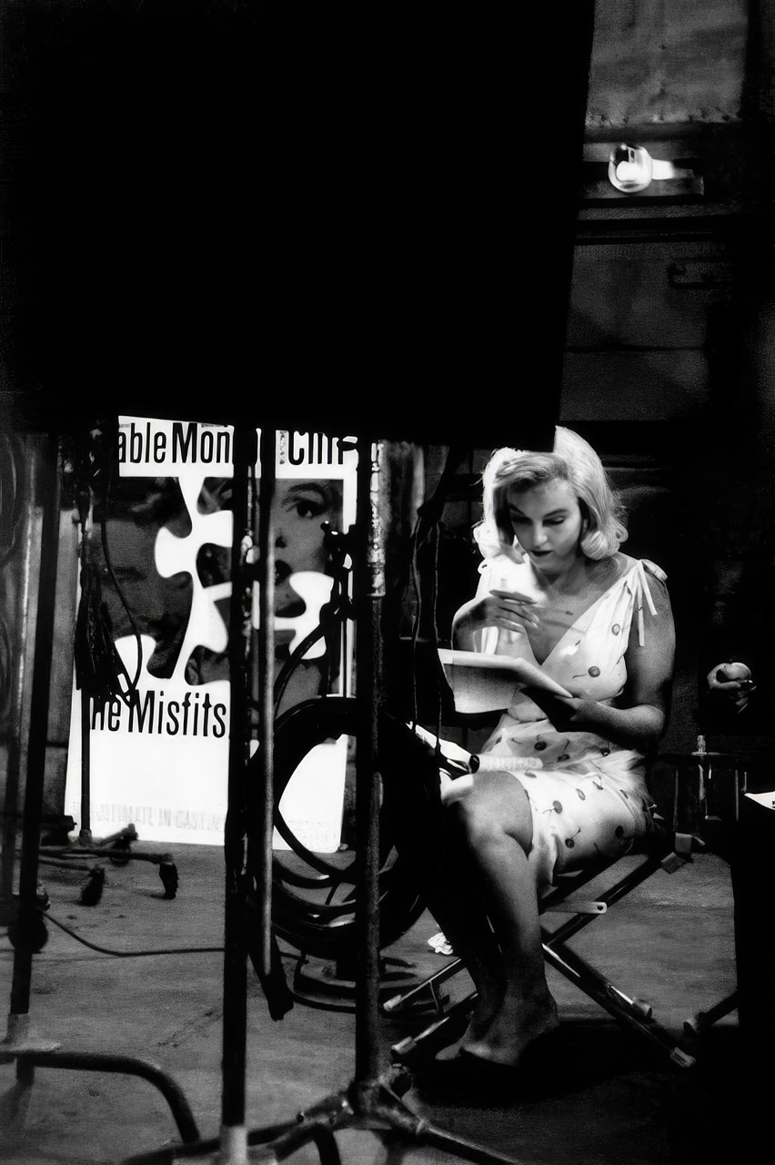 Fabulous Vintage Photos of Marilyn Monroe Reading Books