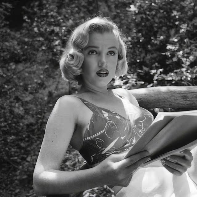 Fabulous Vintage Photos of Marilyn Monroe Reading Books