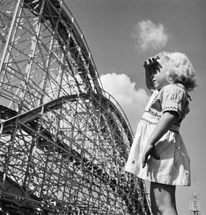 A young girl at Palisades Amusement Park, 1946.