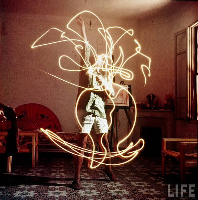 Incredible Color Photographs of Picasso Painting in Light in 1949