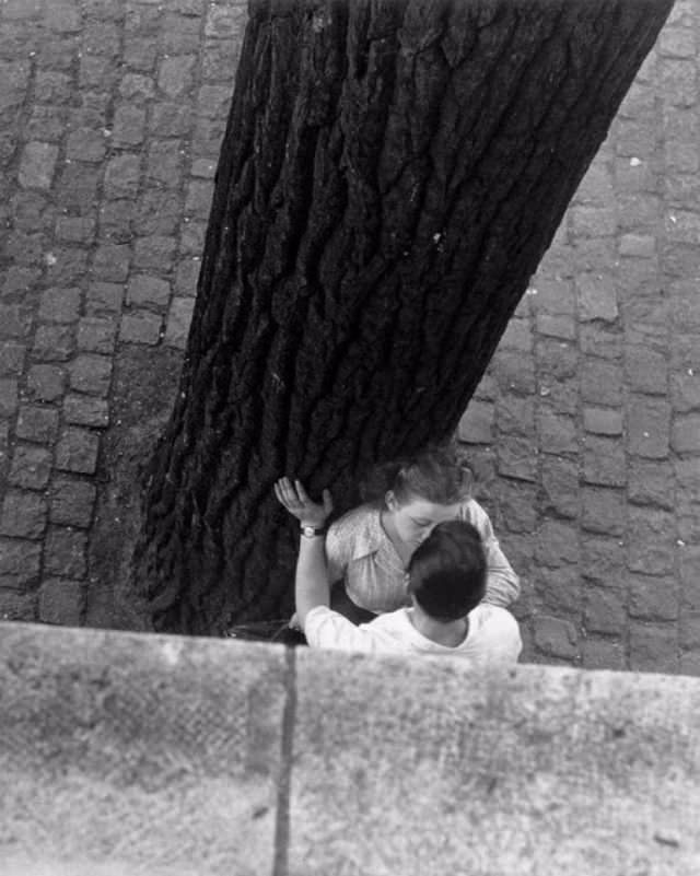 The Street Life of Postwar Paris through the Lens of Izraelis Bidermanas