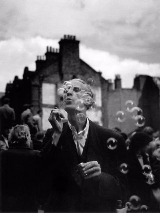 The Street Life of Postwar Paris through the Lens of Izraelis Bidermanas