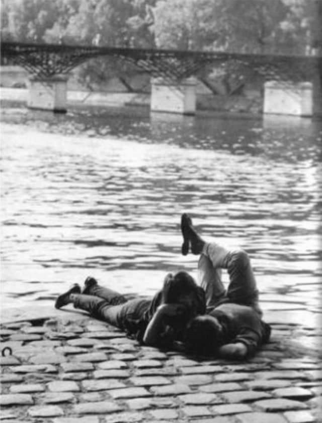 The Street Life of Postwar Paris through the Lens of Izraelis Bidermanas
