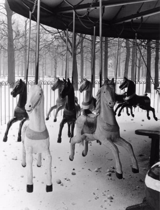 The Street Life of Postwar Paris through the Lens of Izraelis Bidermanas