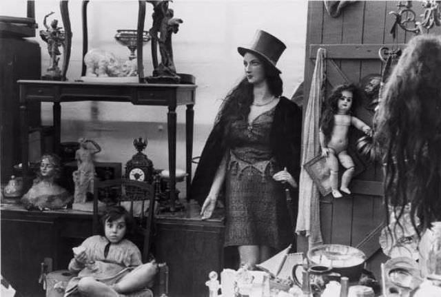 The Street Life of Postwar Paris through the Lens of Izraelis Bidermanas