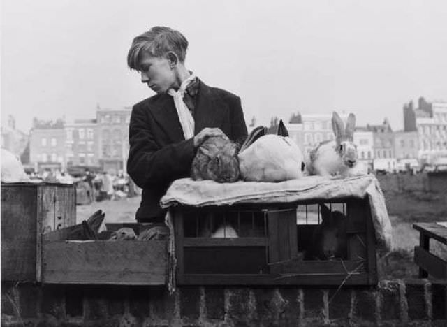The Street Life of Postwar Paris through the Lens of Izraelis Bidermanas