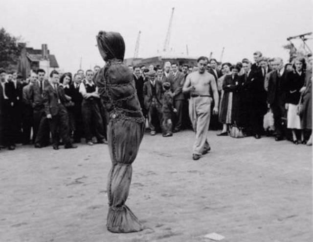The Street Life of Postwar Paris through the Lens of Izraelis Bidermanas